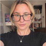 Profesora terminando de estudiar el C2. Con experiencia enseñando a alumnos con distintas edades y necesidades.